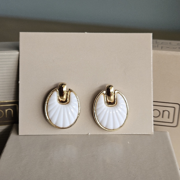 ❗️2/$20 NIB Avon Vintage Ribbed White Gold Tone Reversible Pierced Earrings - Picture 1 of 13